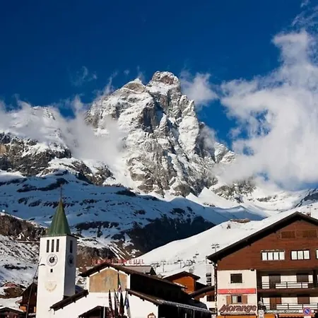 Skiing In The Italian Alps- Chalet Cervinia * 브루일서비니아